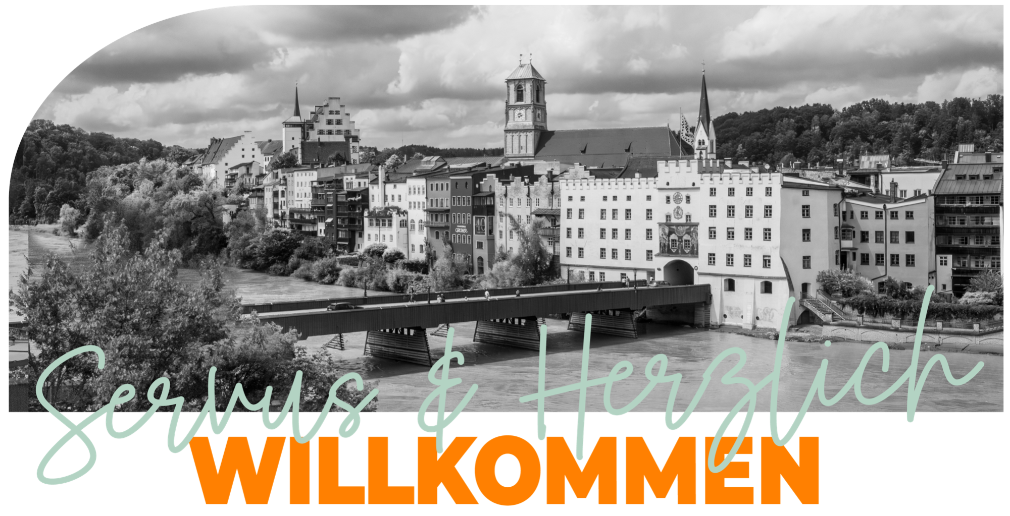 Blick auf die Häuserfront von Wasserburg am Inn. Im Vordergrund führt die Rote Brücke über den Inn in die mittelalterliche Stadt.